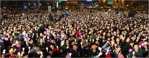 2004년 초 서울 광화문 사거리에 일반 시민과 시민단체 회원등이 모여 촛불시위를 벌이고 있다./조선일보 DB