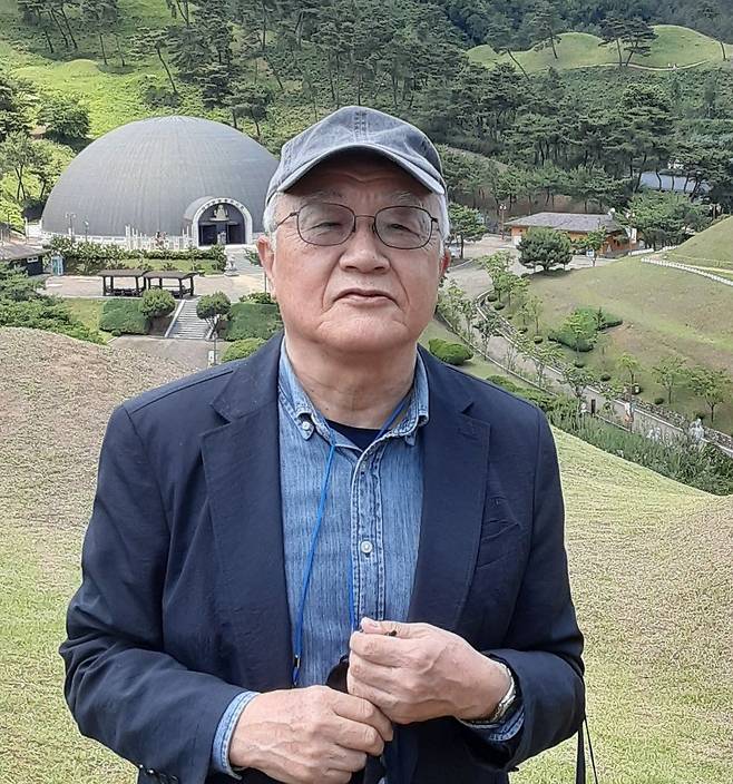 구로다 가쓰히로 산케이신문 객원논설위원은 한국의 참 모습을 알기 위해 국내 지방을 자주 찾아간다. 2021년 봄 경북 고령의 왕릉 주변에서 찍은 모습/구로다 가쓰히로 제공