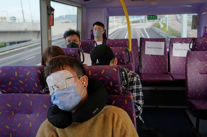 지난 16일(현지시각) 홍콩의 수면버스에서 잠이 든 승객 / AP연합뉴스