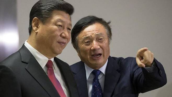 런정페이(오른쪽) 화웨이 창업자가 2015년 영국 런던에서 시진핑 중국 국가주석과 이야기하고 있는 모습. /연합뉴스