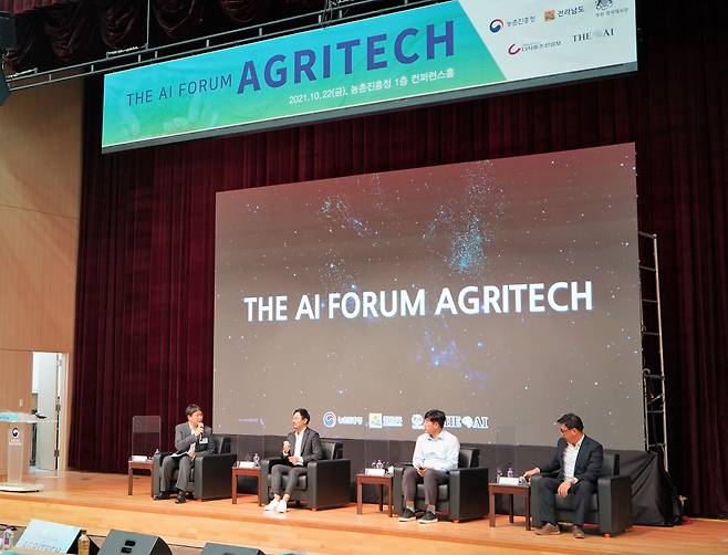 농촌진흥청과 더에이아이, 디지틀조선일보가 공동 주최한 THE AI Forum: AGRITECH에서 ‘농업의 새로운 미래, 스마트팜-데이터 농업’을 주제로 한 전문가 대담이 진행되는 모습. /디지틀조선일보 제공
