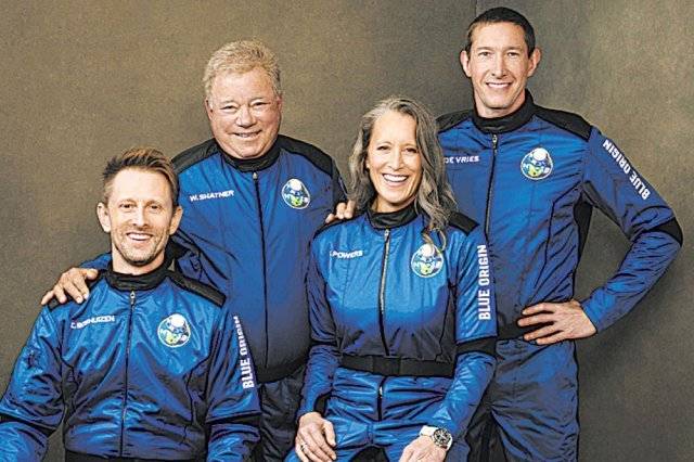 블루오리진의 로켓을 타고 우주여행을 떠난 배우 윌리엄 샤트너(왼쪽에서 두 번째).
