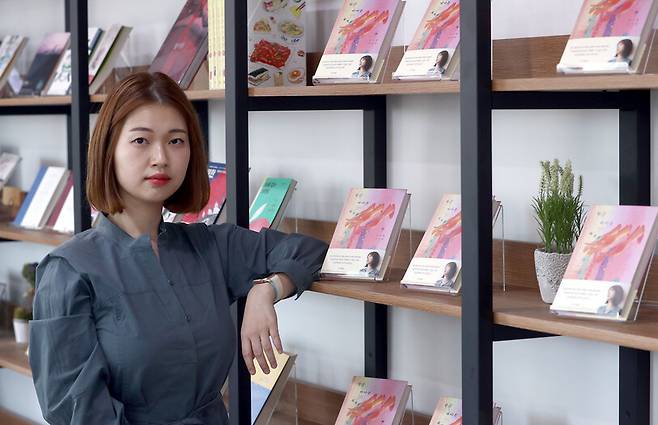 두 번째 소설집 <방금 떠나온 세계>를 낸 작가 김초엽. 윤운식 선임기자 yws@hani.co.kr