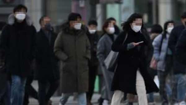 쌀쌀한 날씨에 외투 여민 시민들 [사진 제공: 연합뉴스]
