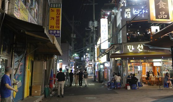지난 여름 서울 중구 을지로 노가리 골목에 손님이 10분의 1로 줄어든 모습. 사진 뉴스1