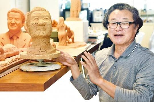 김준규 전 검찰총장이 자신의 대표작인 ‘메멘토 모리(죽음을 기억하라)’를 소개하고 있다. 본인의 얼굴을 흙으로 빚은 소조로 표면이 갈라진 미완성작이지만 가장 애지중지하는 작품이다. /신경훈 기자