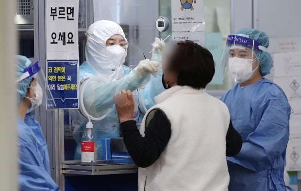 서울 송파구보건소에 마련된 신종 코로나바이러스 감염증(코로나19) 선별진료소를 찾은 한 시민이 검체 검사를 받고 있다. /사진=뉴스1