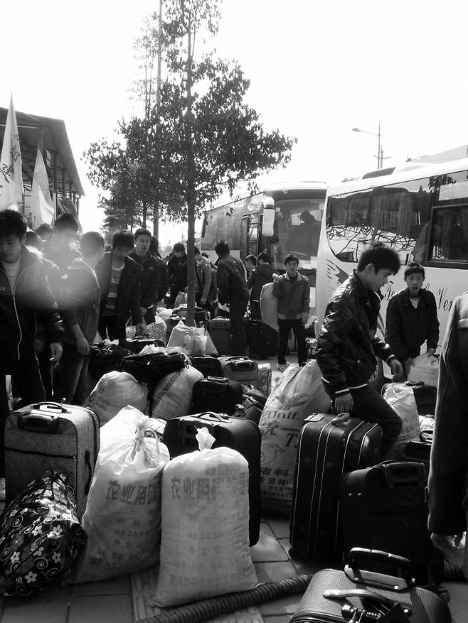 2011년 3월 폭스콘 청두 아이패드 공장에 직업학교 학생들이 도착하고 있다. 폭스콘은 인턴으로 부족한 노동력을 채우려 했다. | 나름북스 제공