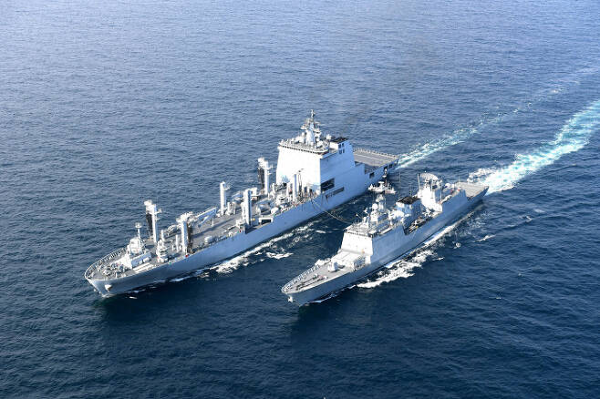‘2021 해군 순항훈련’에 참가하는 왕건함과 소양함이 기동군수 훈련을 하고 있다.                                                             해군제공