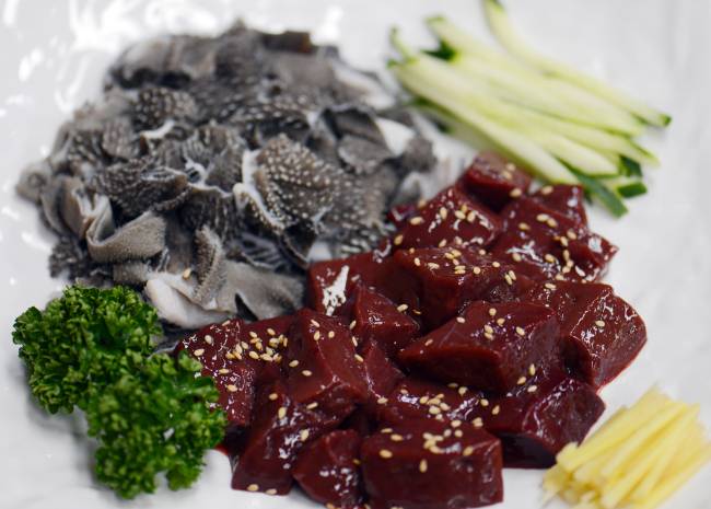 술안주로 나온 간(아래쪽)과 처녑. 경향신문 자료사진