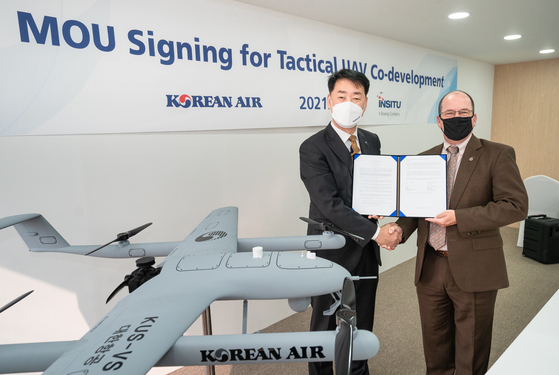 Park Jung-woo, Senior Vice President of Korean Air’s Aerospace Business Division, left, and Randy Rotte, Regional Director of International Sales, Asia Pacific at Insitu at an MOU ceremony on Thursday. [KOREAN AIR LINES]