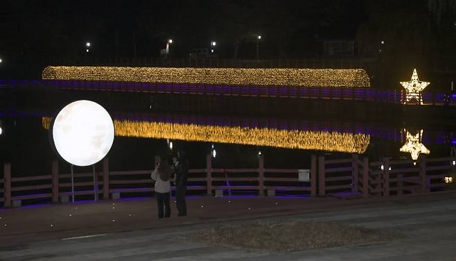 ‘제15회 장수 한우랑사과랑축제’를 일주일 앞둔 지난 21일 저녁, 전북 장수군 의암공원에 일루미네이션 전시와 음악분수가 운영되고 있다. (사진=장수군 제공)