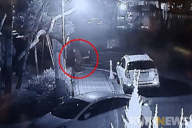 아파트단지 내 요구조자인 환자가 걷는 도중 쓰러지기 직전 CCTV 화면.