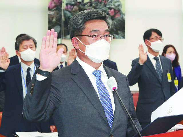 서욱 국방부 장관이 21일 국회에서 열린 국방위원회의 종합 국정감사에 출석해 증인 선서를 하고 있다. 국회사진기자단