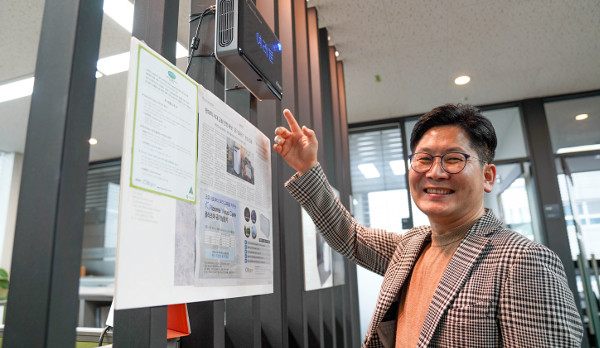 김대원 킴스프로젝트 대표가 지난 9일 서울 강서구 공항대로에 있는 사무실에서 공기살균기 ‘케이 플라스마 바이러스 케어’를 설명하고 있다.