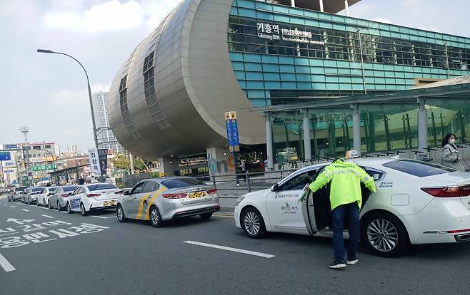 기흥역 인근 승강장에서 시 관계자가 택시를 점검하고 있다. / 사진제공=용인시
