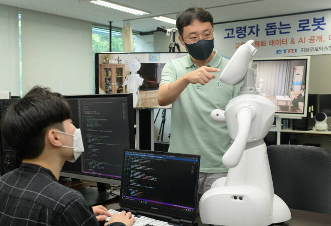 ETRI 연구진이 개발한 휴먼케어 AI 소프트웨어를 탑재한 로봇을 시연하는 모습.[ETRI 제공]