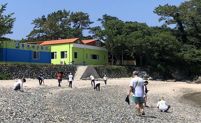 한국관광공사에서 지난 6월 시작해 오는 11월까지 일정으로, 이어지고 있는 통영 연대도 '탄소 없는 여행' 비치코밍 현장