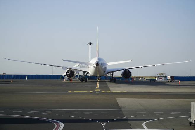 해외여행수단의 핵심인 비행기표는 여행자-항공사-여행사 모두 긴밀히 얽히고 상호 의존하는 고리다. 그런데 수십년간 국제 항공업계가 거대 국제이익단체를 얼굴마담으로 내세워 개별 여행사와의 계약에서 심한 갑질을 한 사실이 드러나 한국 공정거래위원회의 철퇴를 맞았다. 전세계 정부 중 처음으로 한국공정위가 이 문제에 대해 불공정 결정과 함께 제재를 내렸다. 사진은 해외 한 공항.