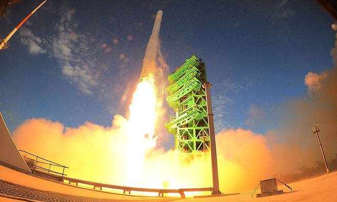 한국형 발사체 누리호(KSLV-ll)가 21일 고흥군 나로우주센터 제2발사대에서 화염을 내뿜으며 힘차게 날아오르고 있다. 뉴스1