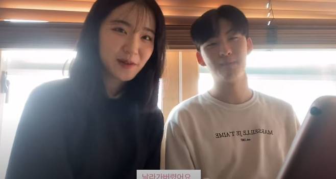 고등학생 부부 유튜버 ‘현쥐팥쥐’가 신종코로나바이러스 감염증(코로나19) 확진 판정을 받았다는 소식을 전했다. 유튜브 ‘현쥐팥쥐’ 캡처