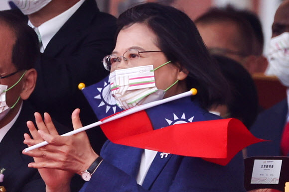 10일 대만 타이베이에서 열린 건국 기념식에서 “중국이 추진하는 통일을 결코 수용하지 않을 것”이라고 응수한 차이잉원 총통이 기념식 도중 박수를 치고 있다.타이베이 로이터 연합뉴스