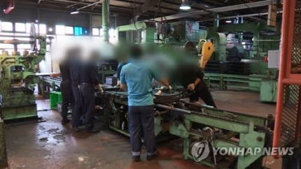 한 경기도 소재 중소기업에서 근로자들이 작업을 하고 있다. /연합뉴스