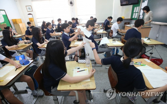 한 중학교 3학년 학생들이 국가수준 학업성취도 평가에 응시하고 있다./연합뉴스