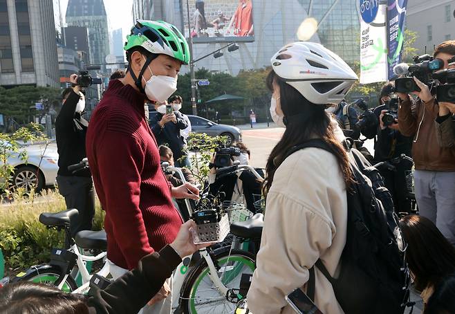 오세훈 서울시장이 22일 오전 서울 중구 도시건축전시관 앞 '따릉이' 자전거대여소를 방문해 시민과 대화하고 있다. ⓒ연합뉴스