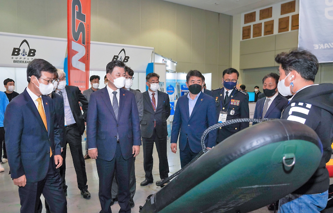 사진=제2회 제주국제해양레저박람회를 설명하고 있는 구만섭 제주특별자치도지사 권한대행과 해양수산부 문성혁 장관(ⓒ제주특별자치도)