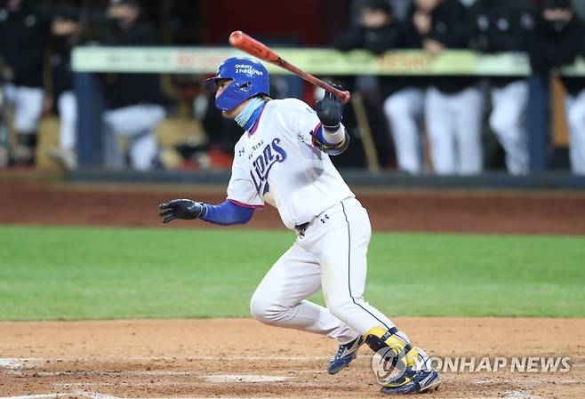 적시타 치는 김상수 (대구=연합뉴스) 김현태 기자 = 22일 오후 대구 삼성라이온즈파크에서 열린 프로야구 '2021 프로야구 신한은행 SOL KBO리그' kt wiz와 삼성 라이온즈의 경기. 4회 말 무사 주자 만루 상황에서 타석에 선 삼성 김상수가 모든 주자를 홈으로 불러들이는 적시타를 치고 있다. 2021.10.22 mtkht@yna.co.kr