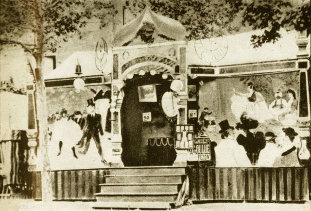1895년 라 굴뤼가 차린 부스. 출입문 양 옆에 로트렉의 그림이 커다랗게 걸려 있다.