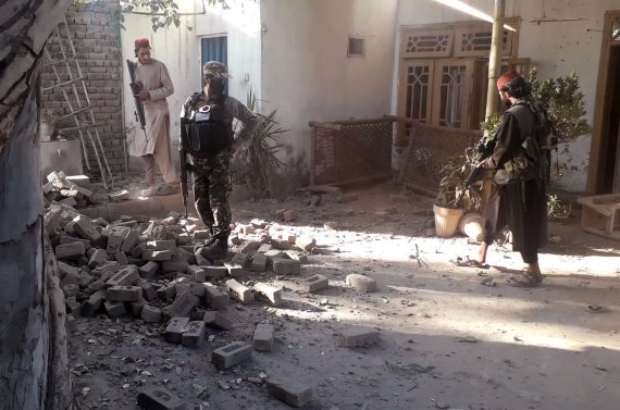 [카불=AP/뉴시스]탈레반이 아프가니스탄 동부 도로변 폭탄 테러 현장을 조사하는 모습. *재판매 및 DB 금지 /사진=뉴시스