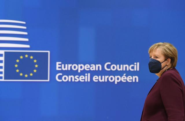 앙겔라 메르켈 독일 총리가 22일 벨기에 브뤼셀에서 열린 유럽연합 정상회의에 참석하고 있다. 이날은 그가 마지막으로 참석하는 EU정상회의였다. 브뤼셀=AP 연합뉴스