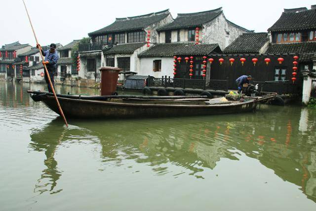 시탕의 아침 풍경. 도랑을 청소하는 배. Ⓒ최종명