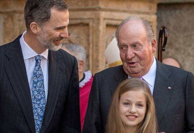 스페인 국왕인 펠리페 6세(왼쪽)와 후안 카를로스 1세 전 국왕. [EPA=연합뉴스]