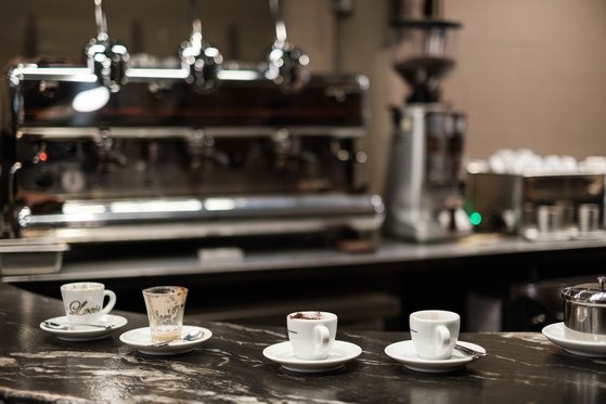 에스프레소 바가 커피 업계의 새로운 물결이 되고 있다. 진하게 추출한 에스프레소를 작은 잔에 마시는 바(bar) 형태의 커피숍이다. 사진 조원진
