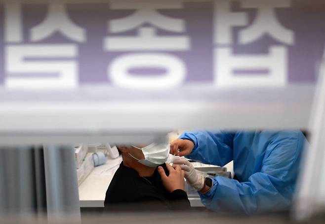23일 서울 관악구민종합체육센터에 마련된 코로나19 백신 접종센터를 찾은 시민이 백신 접종을 받고 있다. 연합뉴스