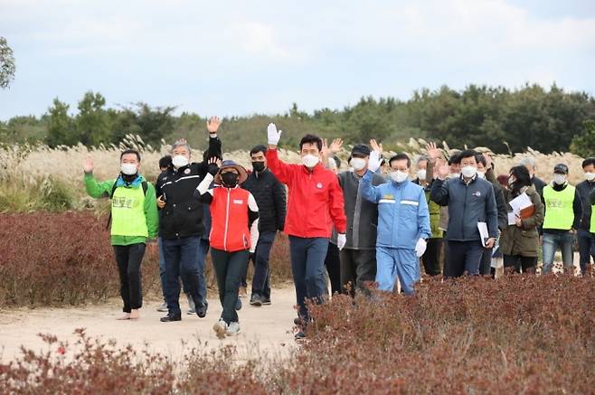 지난 22일 이강덕 시장이 시민들과 함께 인덕산 자연마당 둘레길을 걷고 있다. (포항시 제공) 2021.10.23