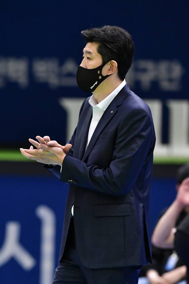 KB손해보험의 후인정 감독. 프로배구연맹(KOVO)