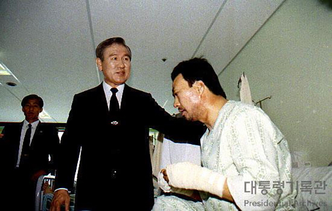 노태우 대통령 경찰병원방문입원환자격려1(1991)