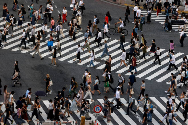 일본 도쿄에서 시민들이 횡단보도를 건너고 있다./사진=AFP