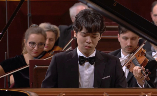 피아니스트 이혁이 20일(현지시각) 폴란드 바르샤바의 바르샤바 필하모닉 콘서트홀에서 열린 제18회 쇼팽 국제 피아노 콩쿠르 결선에서 연주하고 있다. /쇼팽 콩쿠르 유튜브 캡쳐