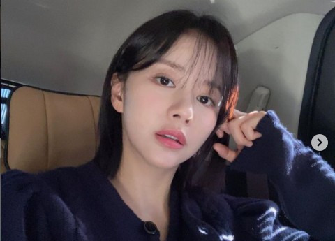 Actor Han Bo-reum has revealed the recent state of the charm of the atmosphere goddess.Han Bo-reum posted a picture on his 23rd day with an article entitled Abongs head adaptation failure through his instagram.The photo shows Han Bo-reum posing in a car, with one-headed hair, staring at the camera, revealing the shape of the fall-in-the-emotion goddess.The doll visuals, which show white skin and large deer eyes, cause admiration.On the other hand, Han Bo-reum met with fans in the KBS2 weekend drama Oh! Samgwang Villa!