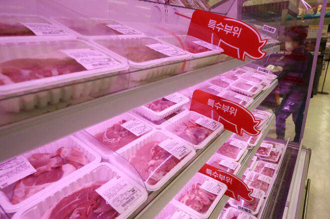 서울 시내 한 대형마트에서 판매 중인 돼지고기와 소고기(사진=연합뉴스)