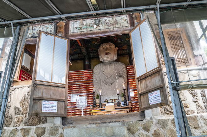 영화사 미륵전에 모셔져 있는 높이 3.5m의 미륵석불입상. 서울관광재단 제공