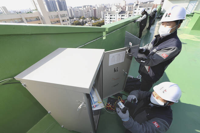 KT 직원들이 서울 양천구 목동 9단지 아파트 옥상에 구축된 통신시설을 점검하고 있다.