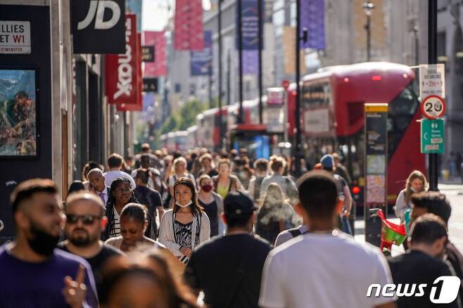 지난 여름 영국 런던 중심부인 옥스포드 스트리트를 걷고 있은 시민들. © AFP=뉴스1