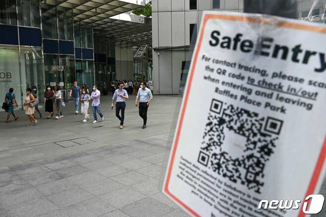 9월14일 싱가포르 한 상업지구 길에 접촉자추적 QR코드 표지가 서 있다. © AFP=뉴스1
