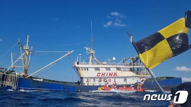 제주해양경찰서는 지난 23일 오후 12시쯤 서귀포 남쪽 약 116㎞ 해상에서 불법조업 중인 중국어선 A호(272톤)를 적발했다.(제주해경서 제공)2021.10.24.뉴스1© 뉴스1
